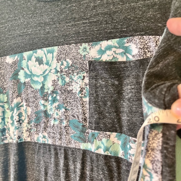 On The Byas Gray Pocket Tee Horizontal Front Floral Graphic Pattern T-Shirt. M - Picture 6 of 9